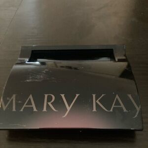 Mary Kay empty compact in EUC. Comes with mirror. Perfect for that Mary Kay fan